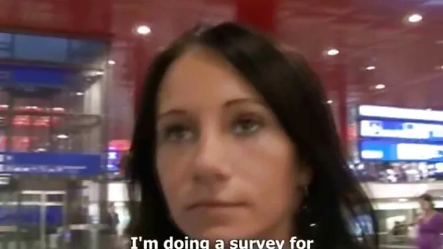 A vékony szőke Kali Roses egy hatalmas vastag fallosszal nagy segg pornó próbál megbirkózni