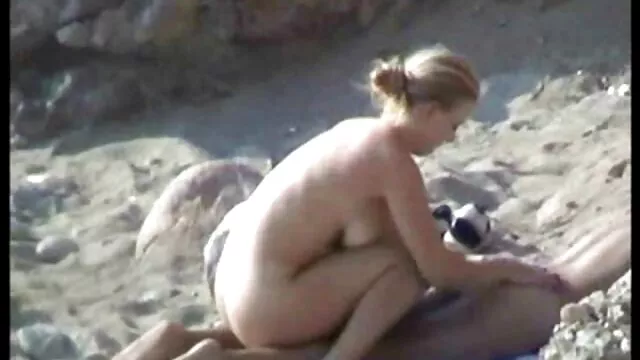 Aranyos barna csaj seg porno kövér farkat élvez a lábai között