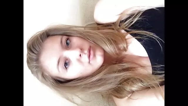 Becky Bandini szemet gyönyörködtető seg porno dekoltázsát őrült punciverés után spermium borítja