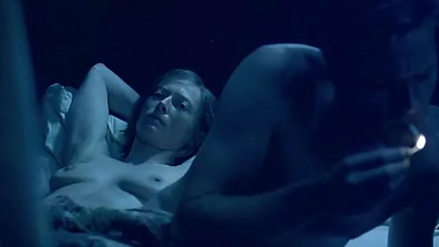 A seg porno csupa vizes és meztelen barna istennő, Sunny Leone a nagy melleivel játszik