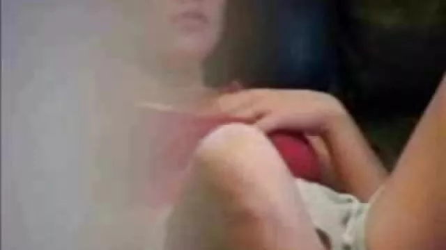 Az érzéki sovány tini lovagolja szeretőjét, nagy segg hd és falatoz a szabadban