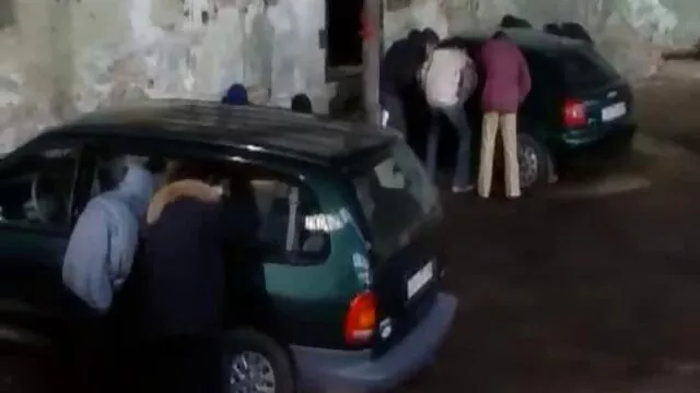 Barna ribanc nagy segg dugás megtisztítja a seggét a nyelvével, és megadja a fejét