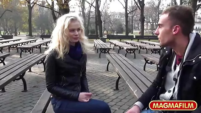 A jóképű masszőr, Chad White élvezi a kibaszott bájos mellű menyecske nagy segg pornó Brandi Love-ot