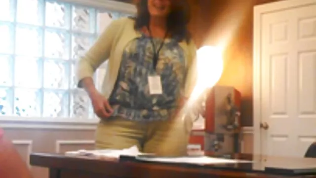 Bájos zsákmányos ázsiai pornó nagy seg barna Veronica Lynn lovagol a fasz tetején