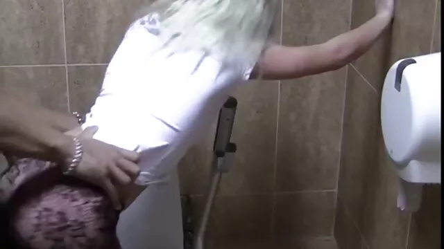 A gyönyörű nimfó, Alexis Blaze szép nagy segg video orgiát tart