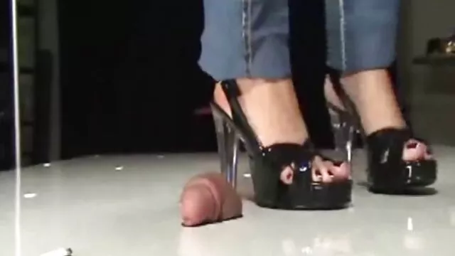 A csúnya barna szopást ad, és rendetlen arckezelést nagy segg pornó kap