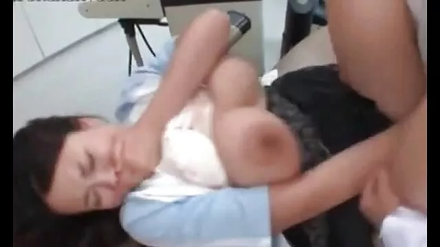 Ördögi barna csaj magas sarkú nagy seg szex cipőben banánnal maszturbál