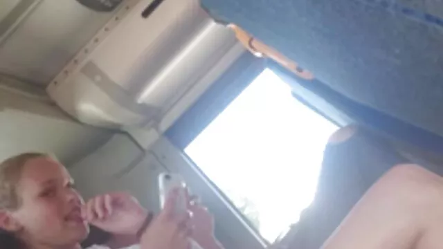 A libidós csaj Evelina Darling és szemtelen nagy seg szex barátnője sliccelik egymást