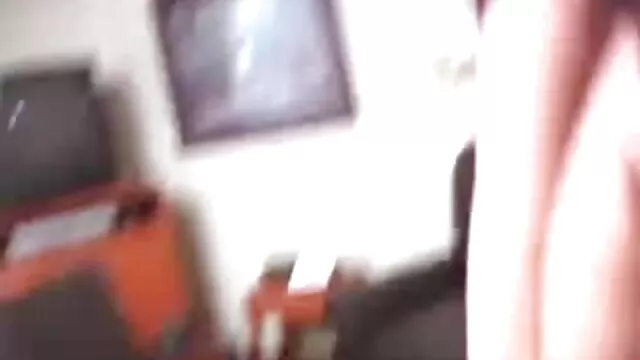 A felkötött nagy segg pornó mellű szőke mellbimbóit cérnákkal büntetik