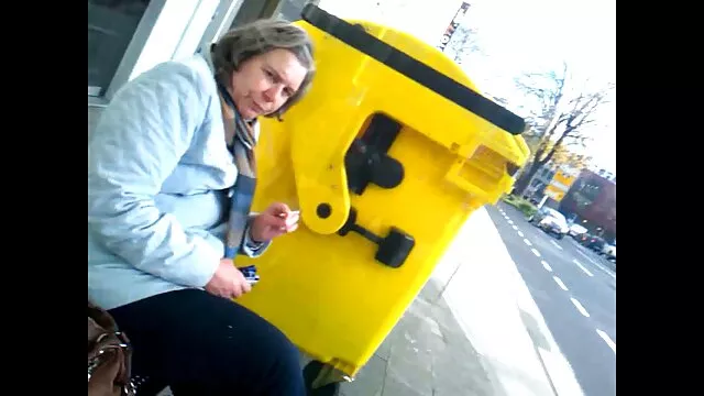 A hatalmas segek kérges barna szeretője megfenekeli rabszolgáját, miután megalázta