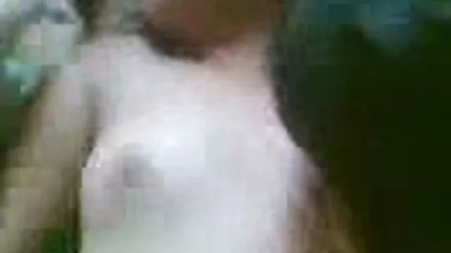 A kérges barna kapa brutálisan nagyseggek dörömbölt misszionárius pozícióban