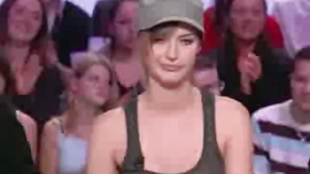 Az nagy segek érzéki barna Jasmine Lau leveszi a bugyit, és nedves punci felsőszoknyát mutat