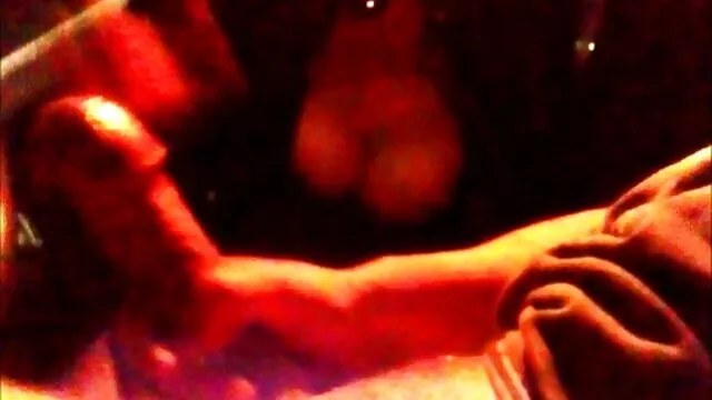 A vékony barna lány nagy seggű nők Luna Star megvillantja feszes seggét, és megfújja a farkat