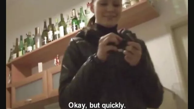 A lenyűgöző erotikusan dögös hatalmas segg barna csaj megszabadít a hálóingétől, hogy megmutassa a melleit