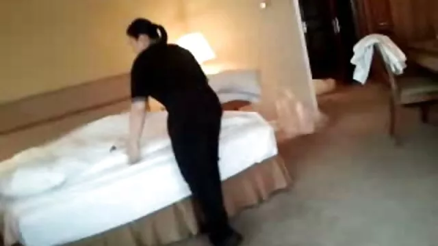 Piszkos nagysegporno szőke szajha necces felsőben mélytorok szopást ad