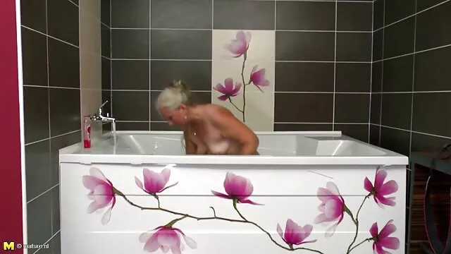 Amatőr barna karcsú fenekével, lédús fenekével feladja a fejét, és kutyus pózban szar egy nagyseggek pov-kamerán