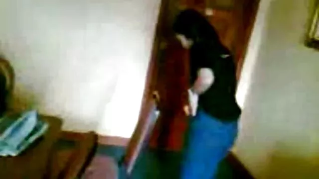 A megkötözött szőke Kenna James megcsavarja az ujját, mielőtt nehéz nagy seggű nők punci dübörög