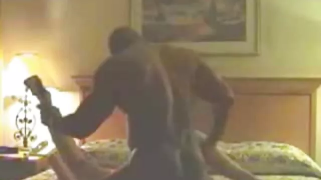 Kopasz fejű nagy segg nagy mell öreg csávó szopja a mellbimbókat egy perverz barna tininek