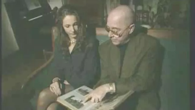 Mocskos ázsiai lány neccharisnyában, nagyseggek szenvedélyesen maszturbál