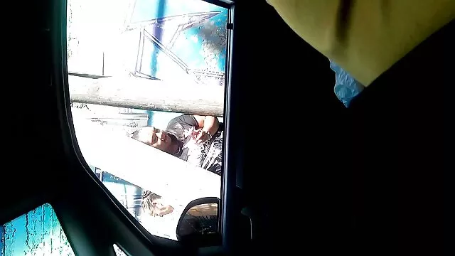 A mocskos szőke dögösök FFM hármasban fasznak egy terhelésen nagy segg sex a szabadban