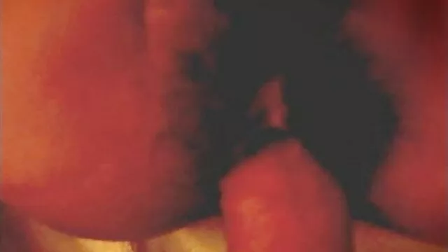 Bosomy néger segg sexpot Sunny Leone meztelenül pózol a hideg üres fürdőkádban