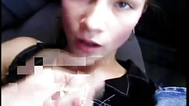 A részeg csajok mellbimbókat nyalnak nagy segg sex és táncolnak a klubban