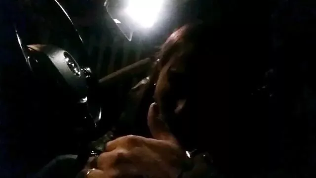 A tetovált slampos és sápadt barna esélyt nyer, hogy a szabadban nagy seggű pornó szopjon