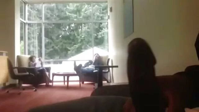 A kanos fekete nagy seggű csajok csávó, Nathan Threat megolajozza Lady Spyce nagy melleit, és a farkával eteti.