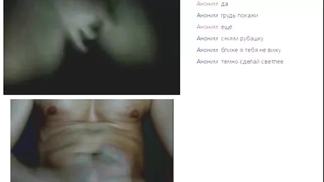 Pár fiatal sovány leszbikus eszik egymás punciját a nagy seg szex biliárdasztalon.