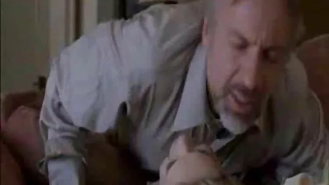 A szexi nagy seggű pornó Saya simogatja nedves punci ajkait