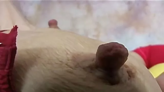 Félelmetes barna wanker feszes felsőt vesz le, hogy hatalmas mellekkel játsszon nagy fenék szex
