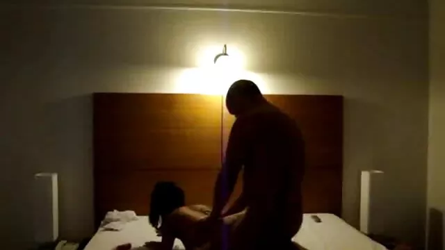 Csúnya, szőke hajú nagy segg nagy mell mocsok letérdel, hogy vaskos szopást adjon a spermának