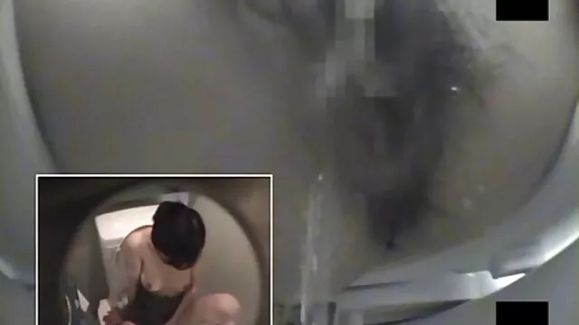 A fehér kötött ribanc párás mély torkát kölcsönöz a nagy seggű pornó fekete BDSM-mesternek