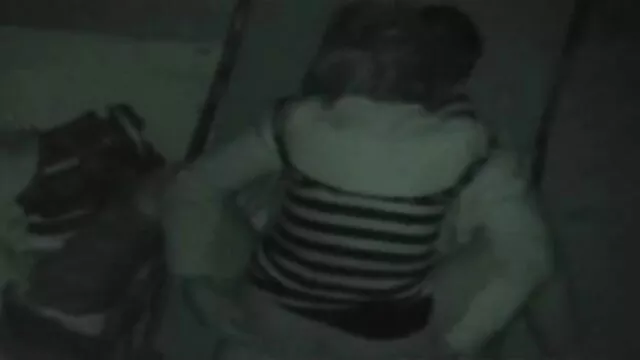 A fűszeres fekete dögös Celeste Knight teljesen meztelenül pózol a fényképezőgép előtt nagyi segbe