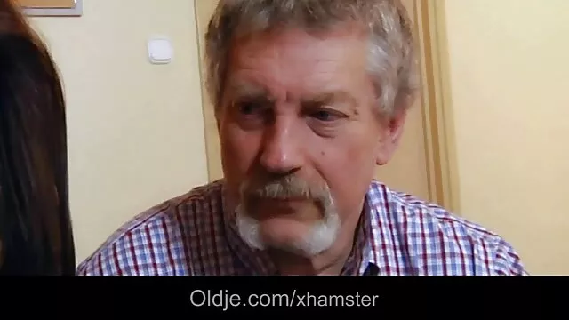 Teljes testmasszázs vékony nagy popsi szex olajozott édességnek